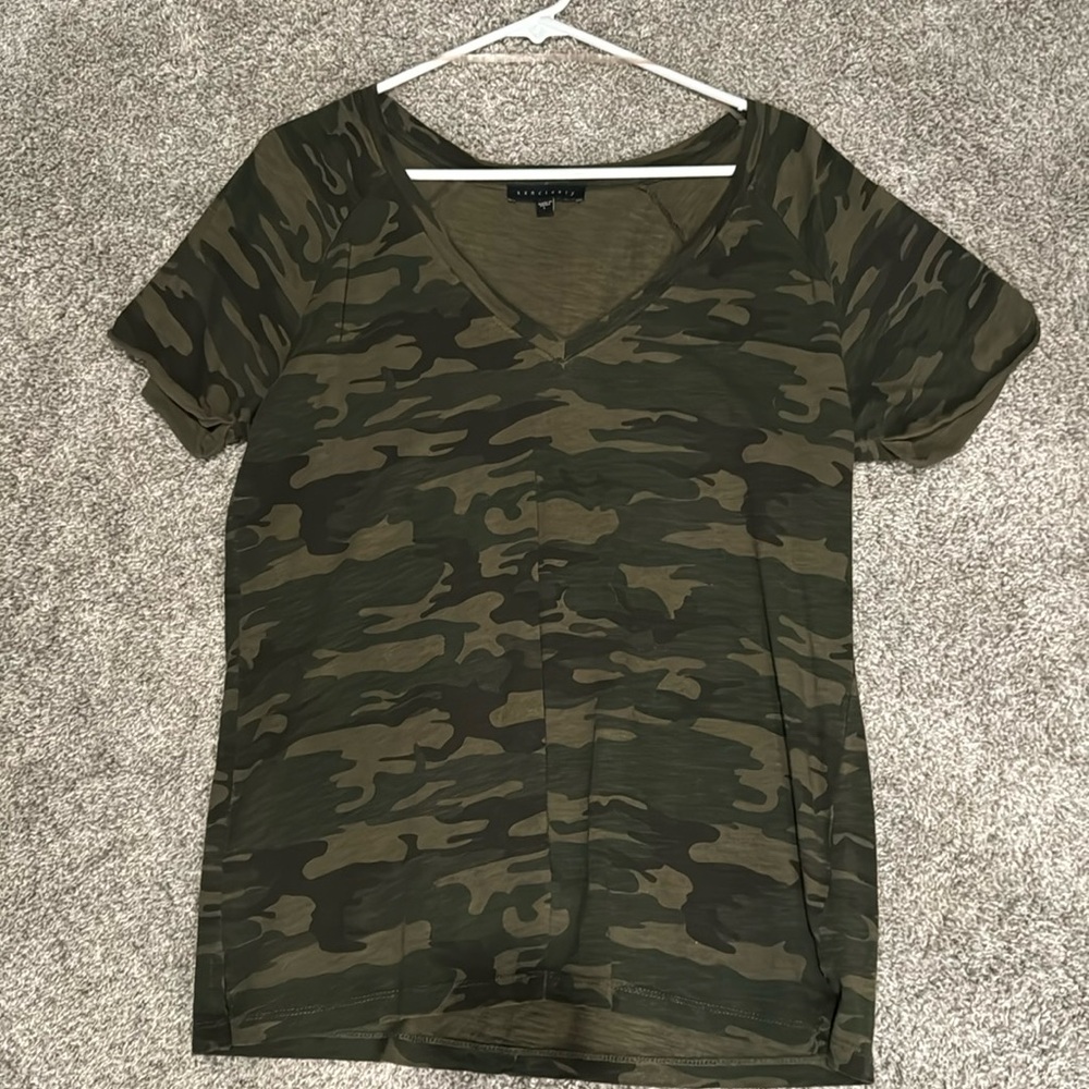 sanctuary camo v neck